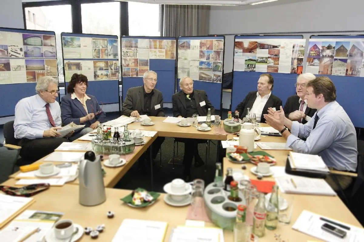 Aus 73 vorbildlichen Holzbau-Projekten wählte die Fachjury des Wettbewerbs „Holz in Städten und Gemeinden“ einen Sieger. Sie diskutierte dabei auch über Kriterien wie den Innovationscharakter oder den