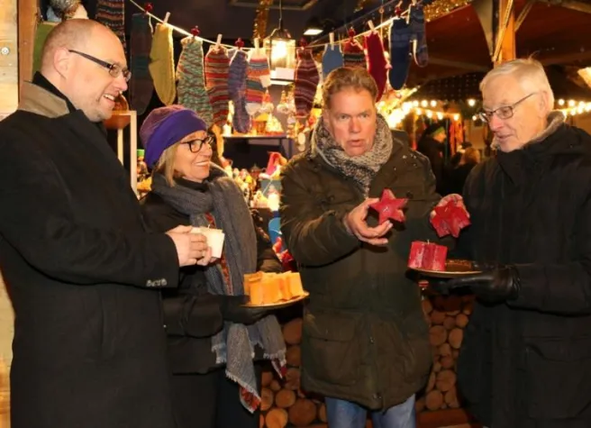 Bild: Bürgerstiftung übergibt Spende und wird auch selbst beschenkt