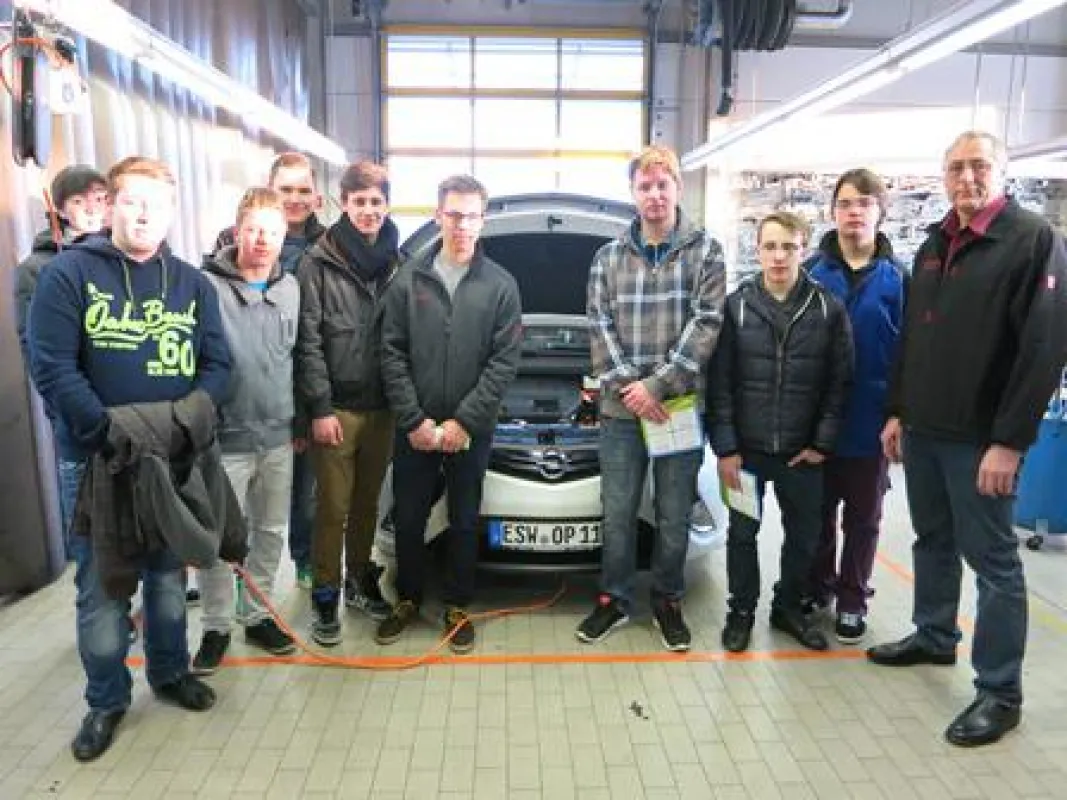 Neun Gäste, ein Anliegen: Interessierte Schüler im Autohaus Heidenreich.