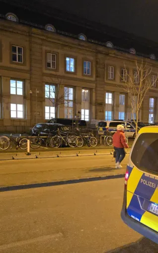 Bild: Unternehmer Frankfurt.Trash räumt vor dem 4. Polizeirevier auf
