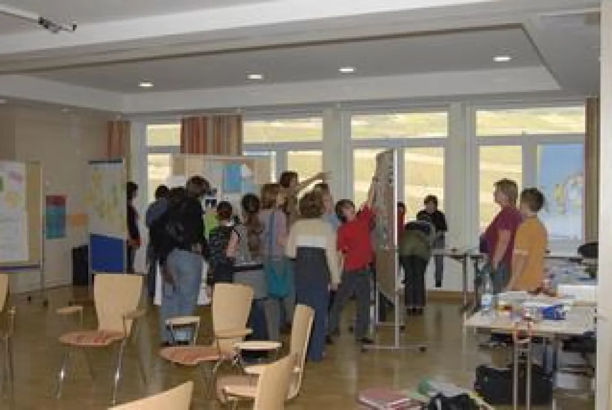 Abschlussausstellung der Englisch-Herbstferienkurse in der Bingerbrücker Jugendherberge