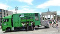 Bild: Kampagne gegen Tiertransporte "TRUCK YOU" vorm Brandenburger Tor gestartet