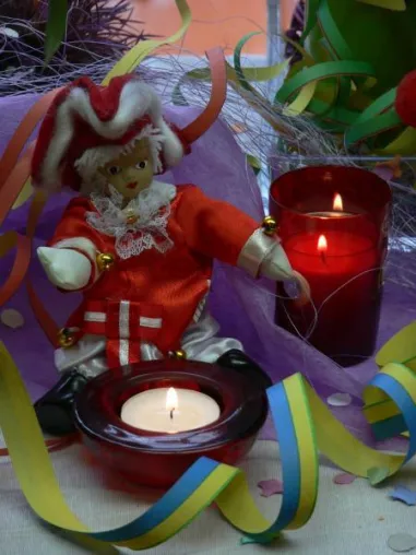 Bild: Helau und Alaaf - Närrische Kerzen-Dekos für Karneval