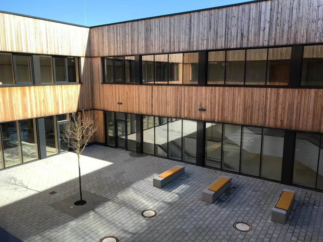 Schön und modern: der Neubau der Carl-Steinmeier-Mittelschule Hohenbrunn. Bild: Hitzler Ingenieure