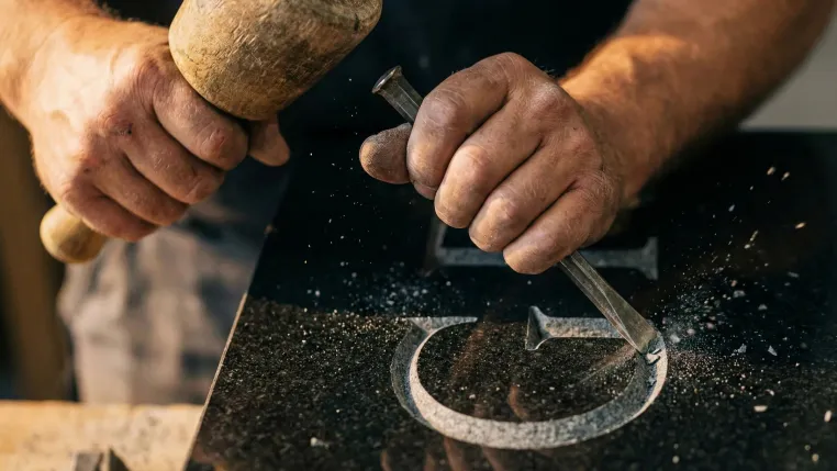 Bild: Expansion an der Stadtgrenze: Schugar Natursteine startet neuen Steinmetz-Service für Maintal