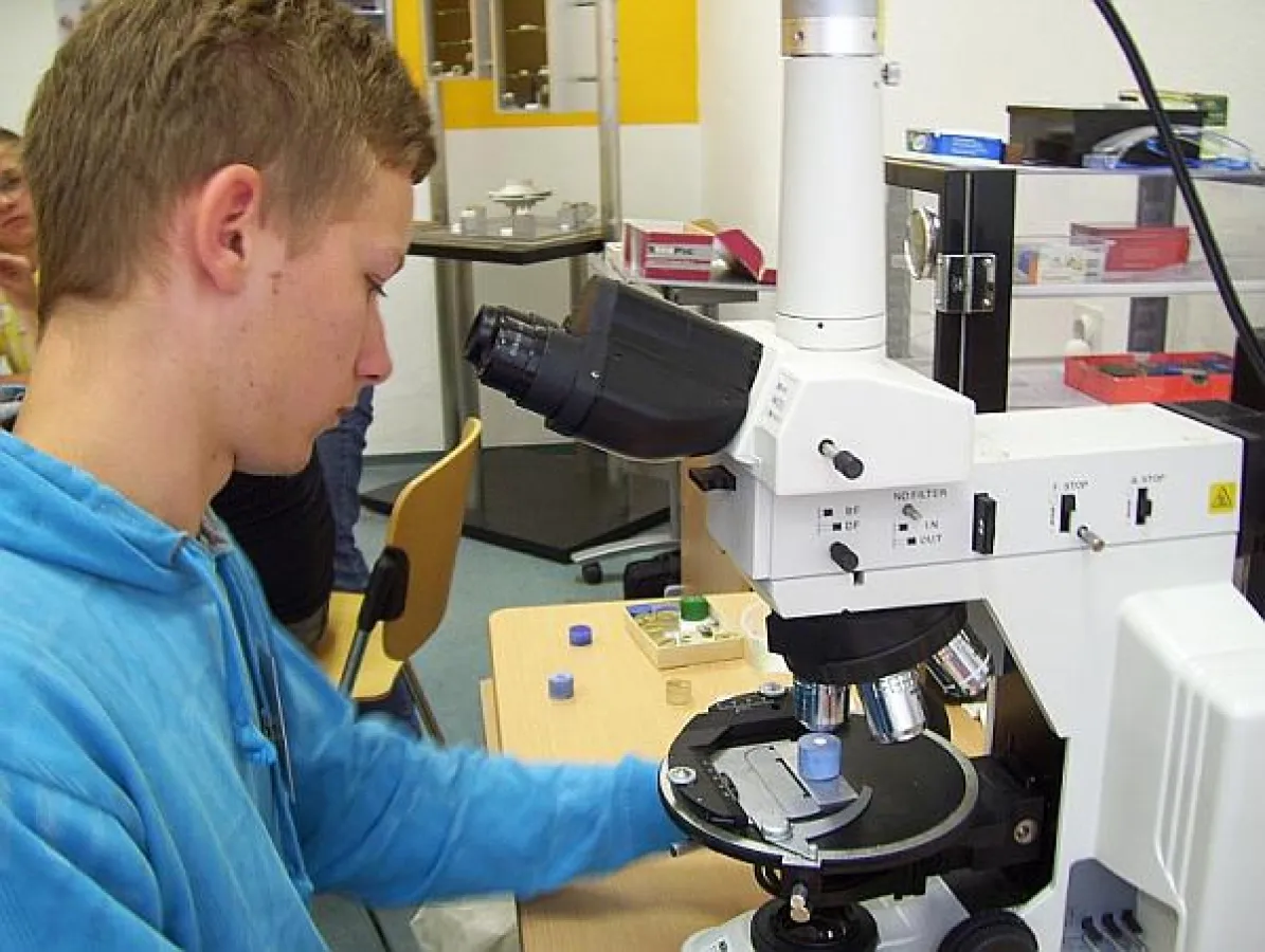 Enrico Klein (1. Lehrjahr) bei der Untersuchung einer metallographischen Schliffprobe.Foto: BSZ