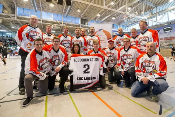 Bild: 61. Übergabe beim "Stadtwerke Lübeck Trikot-Tausch": Eishockeyclub Lübeck erhält neuen Trikotsatz