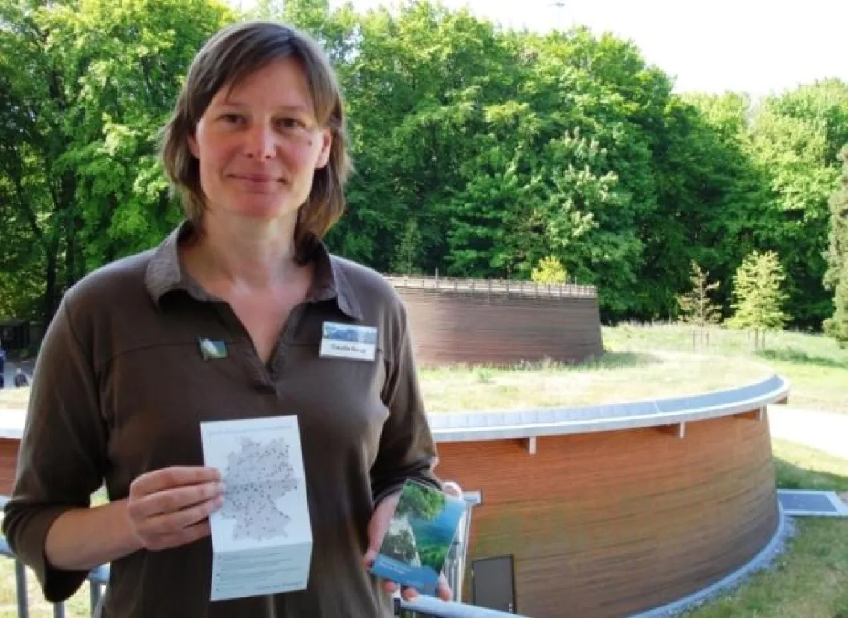 Claudia Reese von der Umweltbildung zeigt das neue Kartenspiel