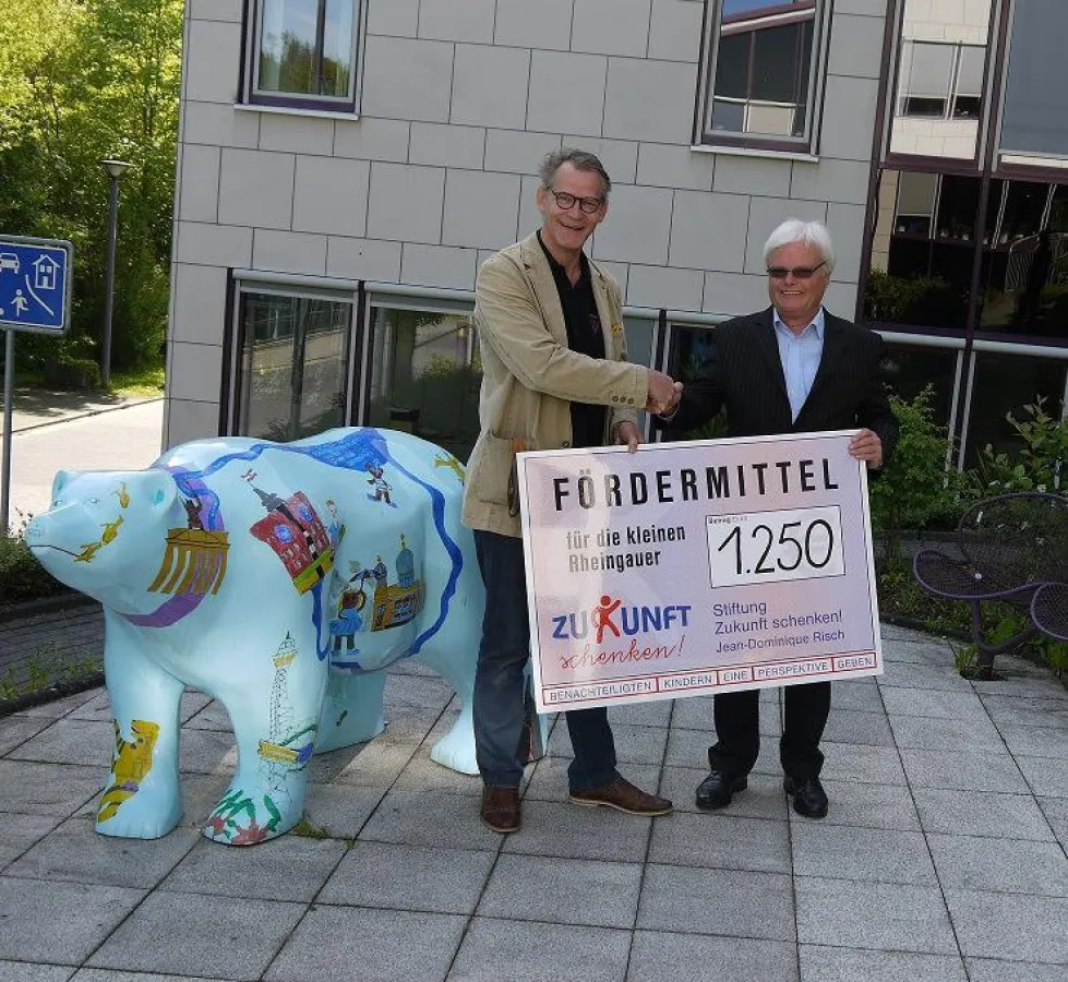 Peter Petry (links) übergibt die Fördermittel der Stiftung an Ewald Pätzold