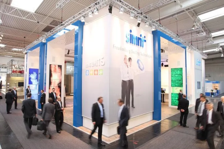 Bild: b&b eventtechnik setzt Messestand von Simrit in Szene