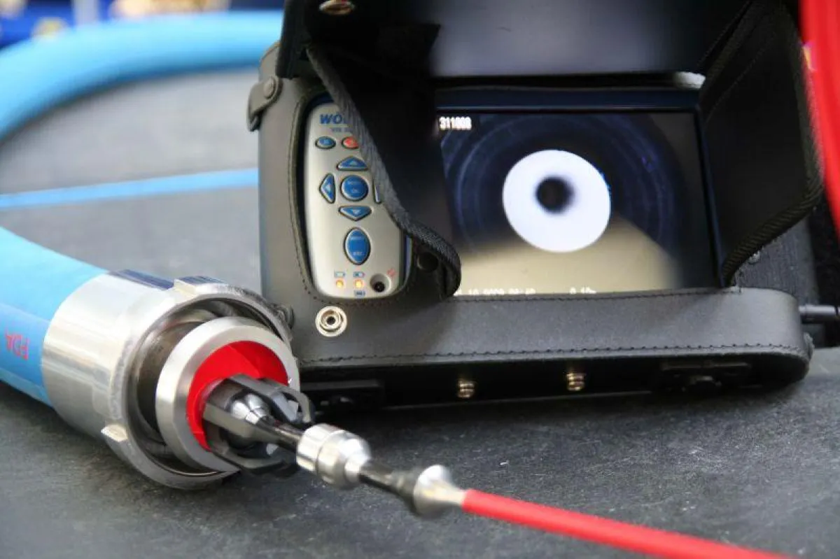 Mit dem Endoskop können die Besucher am Stand von SAHLBERG verschiedenste Schläuche durchleuchten.