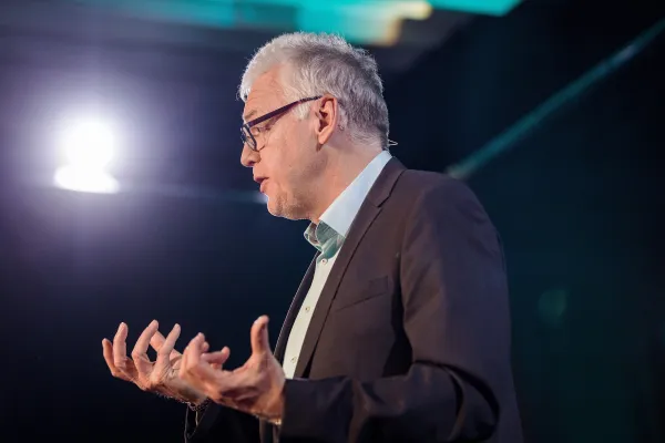 Bild: 4 Minuten, die die Welt verändern - vom Reisebüro auf die Speakerbühne