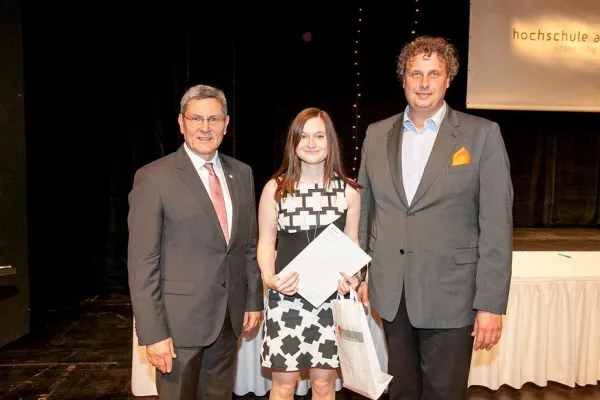 Bild: Alle Semester wieder unterstützt die Firma HE-S herausragende Hochschulabsolventen mit 500 €!