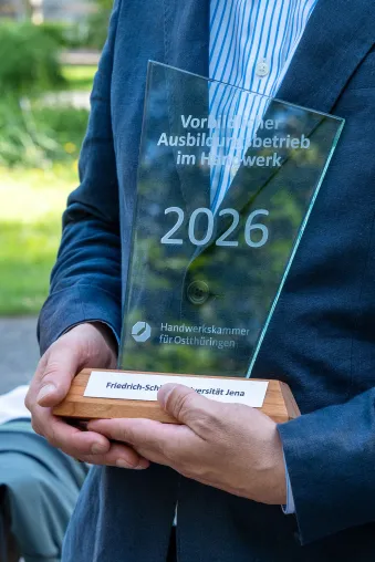 Handwerkskammer für Ostthüringen zeichnet Friedrich-Schiller-Universität Jena als „Vorbildlichen Ausbildungsbet Bild: Handwerkskammer für Ostthüringen zeichnet Friedrich-Schiller-Universität Jena als „Vorbildlichen Ausbildungsbet
