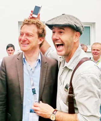 Bild: Ellen Kamrad stellt Bühnentaschendieb Giovanni Alecci vor