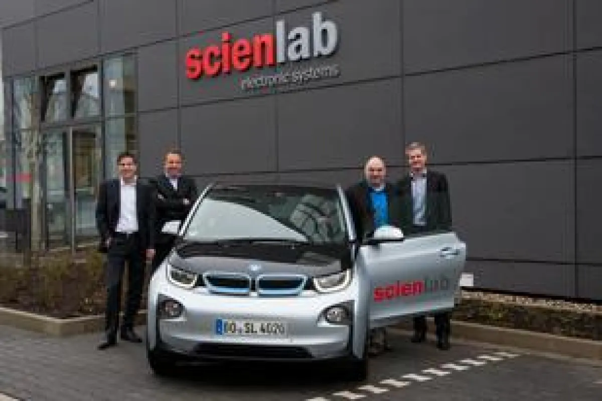 Scienlab-Geschäftsführung vor dem BMW i3
