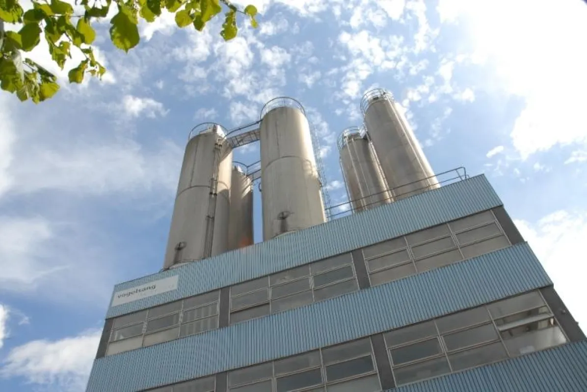 Die vier riesigen Silos auf dem Dach sind weithin sichtbar