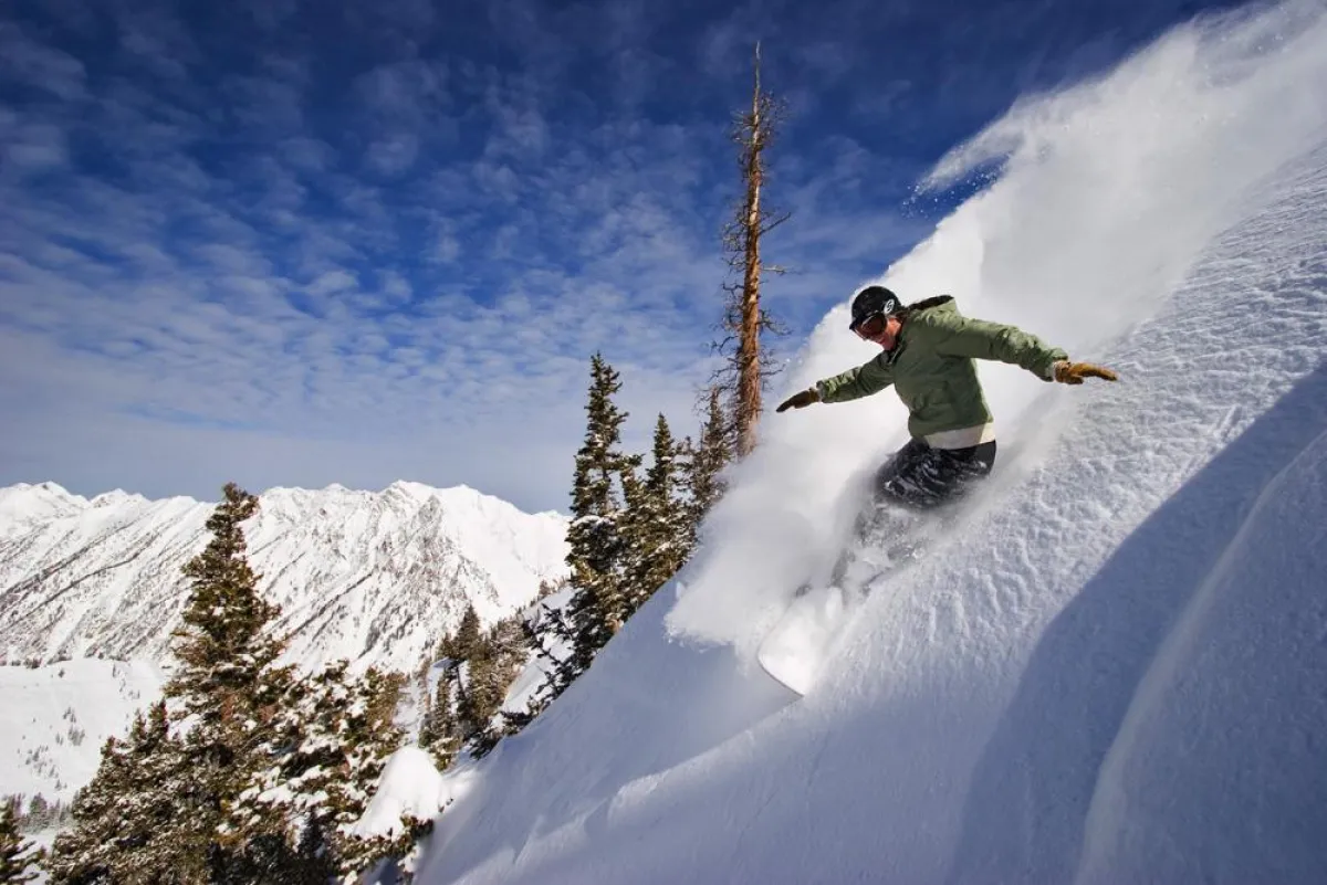 Ein Snowboarder geniesst Utahs Powder