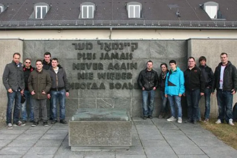 Bild: SÜD-TIROLER FREIHEIT besichtigt KZ-Gedenkstätte Dachau
