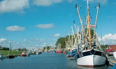 Größter Krabbenkutterhafen der Schleswig-Holsteinischen Nordsee lädt zum Bummel mit dem Hafenmeister Bild: Größter Krabbenkutterhafen der Schleswig-Holsteinischen Nordsee lädt zum Bummel mit dem Hafenmeister