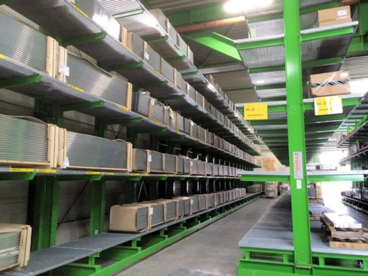 Kragarmregale von OHRA ermöglichen mehr Effizienz im Produktionslager. (Foto: NMB GmbH)