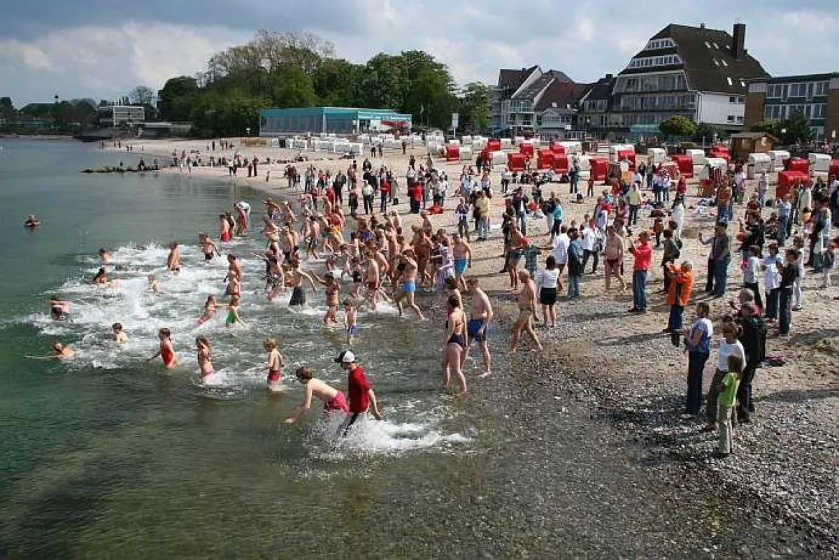 Traditionell am Himmelfahrts-Wochenende geht es am Timmendorfer Strand in Niendorf/Ostsee in die kalten Fluten - diesmal in Anwesenheit eines Elefants