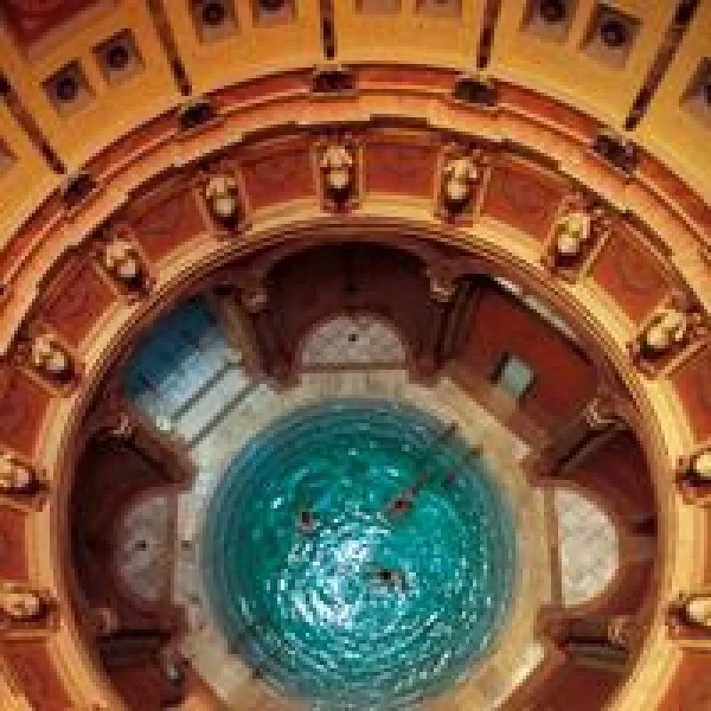 Der Kuppelbau im Friedrichsbad vereint Elemente aus dem Petersdom und aus dem Pantheon in Rom