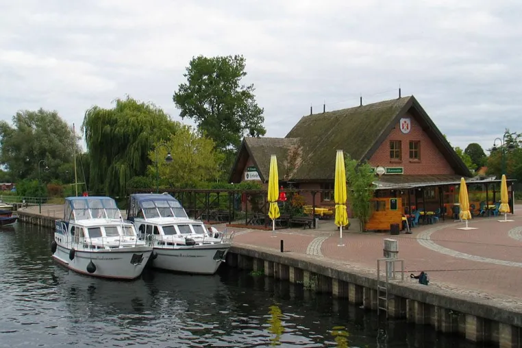 Neue Hausboot Basis Neukalen an der Peene in der Mecklenburger Schweiz Bild: Neue Hausboot Basis Neukalen an der Peene in der Mecklenburger Schweiz