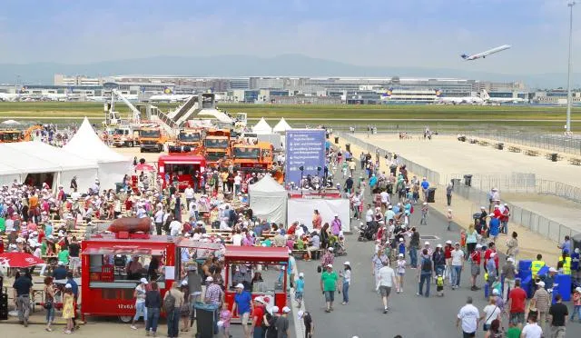 Bild: Begeisterte Besucher beim ersten „Tag der Luftfahrt“