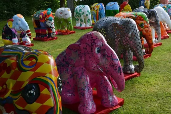 Bild: Erster Auslauf für 95 kunstvolle Elefanten