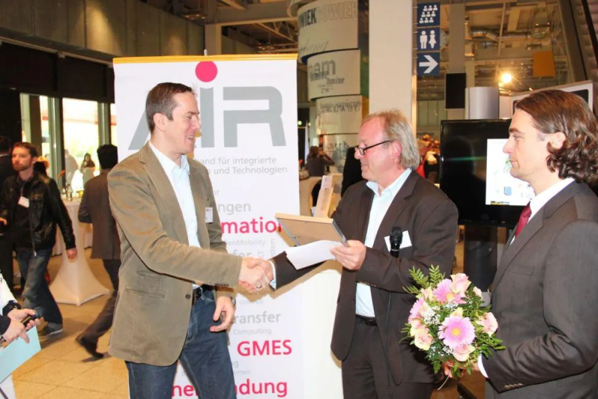 AIR Vorstandsvorsitzender Peter Loef gratuliert Gewinner Holm Seifert