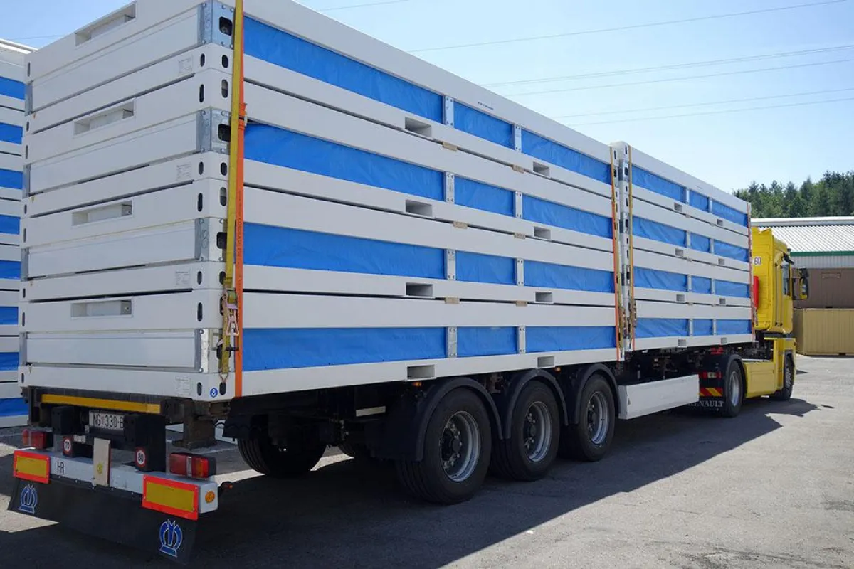 Die Wohncontainer werden im zusammengeklappten Zustand transportiert. Foto: Kärcher Futuretech GmbH