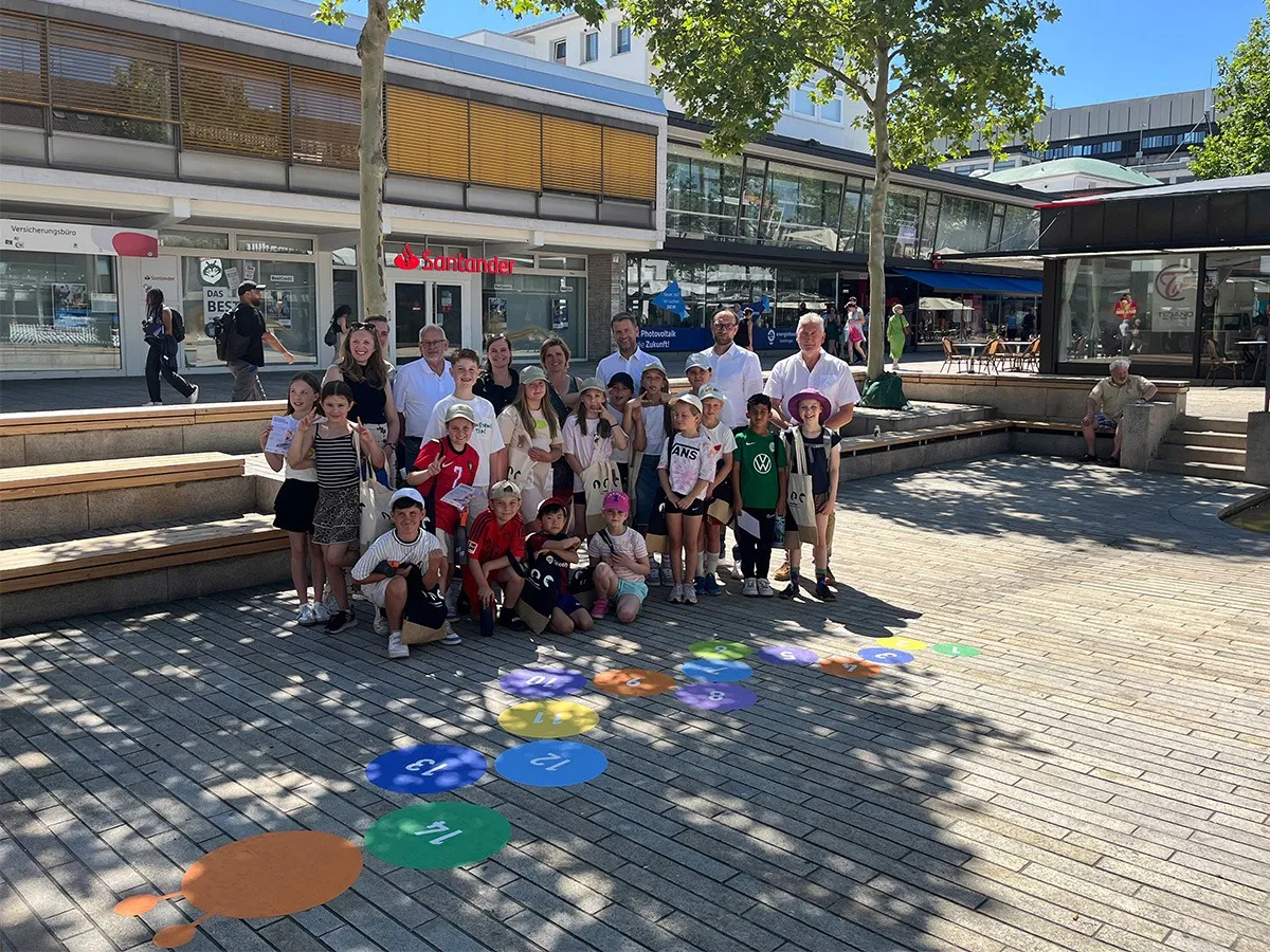 Ehrung der Gewinnerentwürfe für Hüpf- und Bodenspiele in der Wolfsburger Innenstadt (© WMG Wolfsburg)