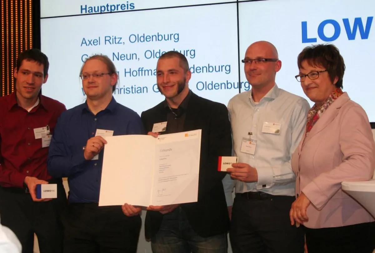 Staatssekretärin Brigitte Zypries (r.) gratuliert (v.l.) Henning Hoffmann, Wolf-Christian Gantert, A