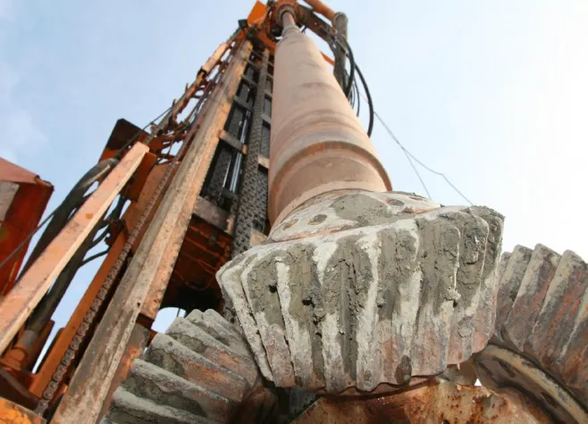 Bild: Ensinger investiert in die Zukunft: Auf der Suche nach Mineralwasser wird 500 Meter in die Tiefe gebohrt