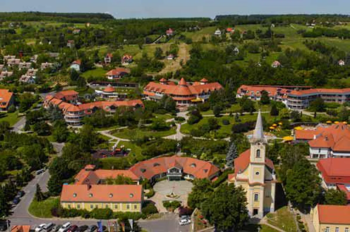 Luftaufnahme des Kolping Hotel Spa & Family Resort in Alsópáhok (Ungarn)