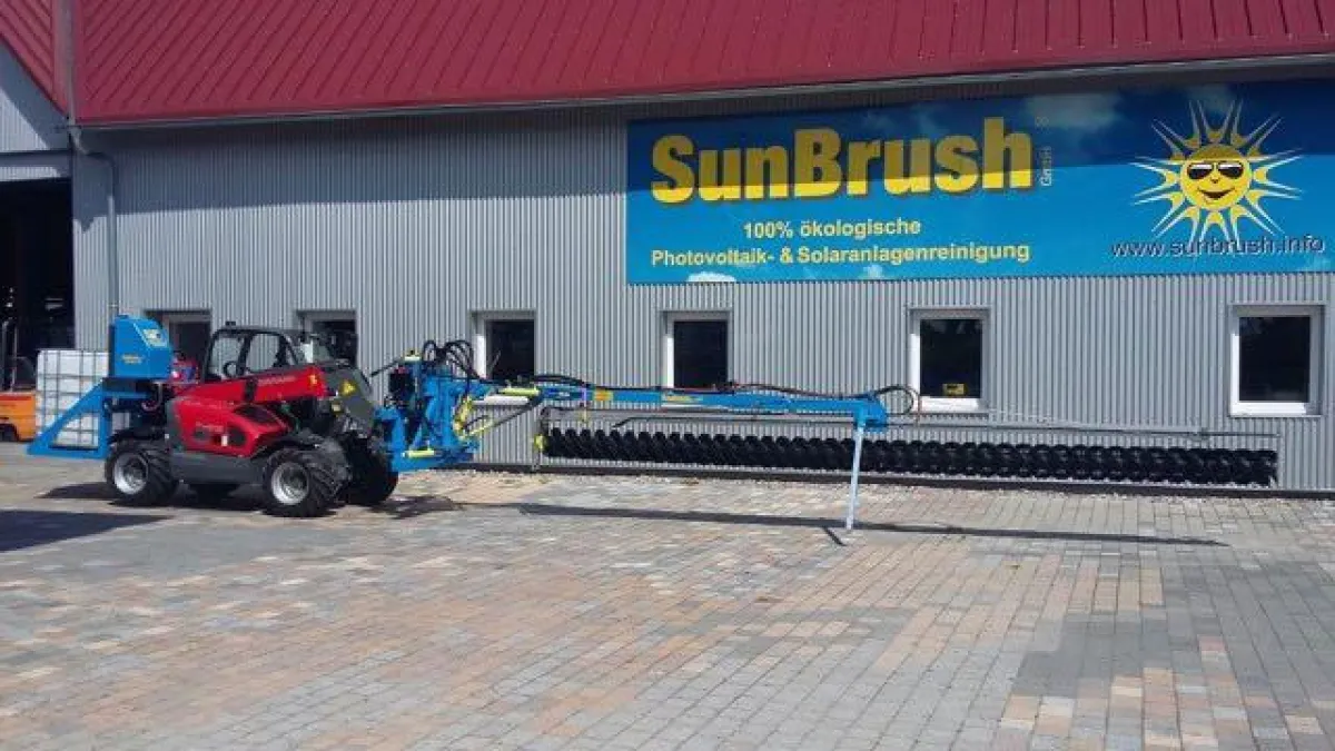 Die SunBrush Twin verfügt über eine variable Bürstenlänge von drei bis sieben Metern.