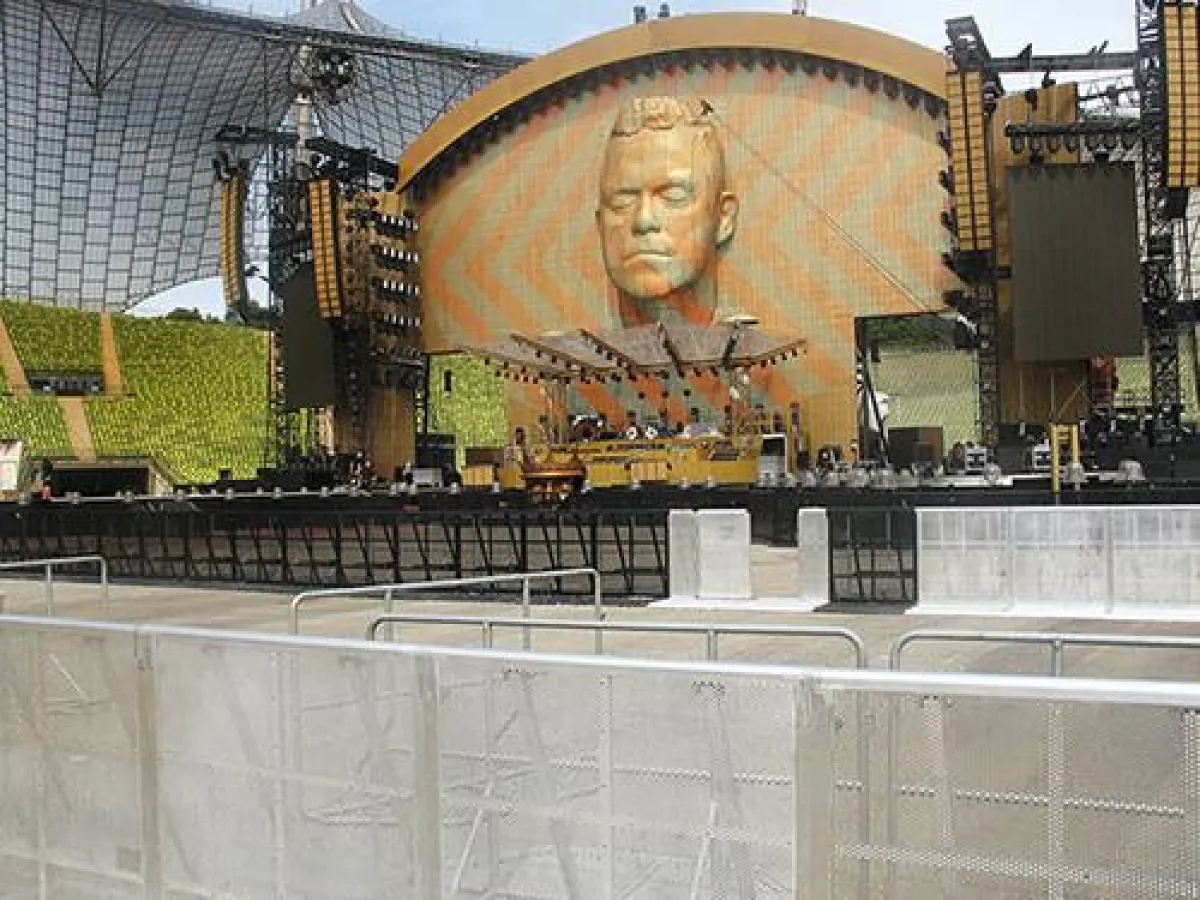 eps: GIGS Bühnenbarrikaden bei Robbie Williams in München