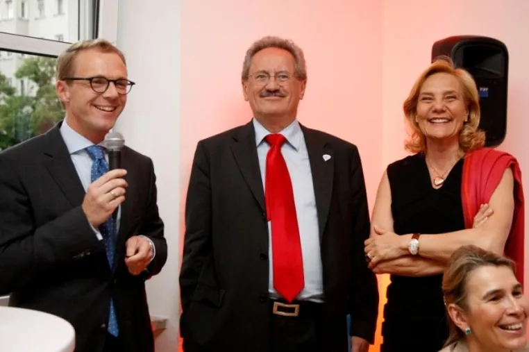 Bild: Vermögenskultur AG in München gestartet: Susanne Porsche und OB Christian Ude bei der Büro-Einweihung