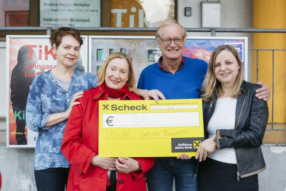 Regisseurin und Darstellerin übergaben Scheck an DOWAS/Kaplan Bonetti; Foto: Lisa Mathis