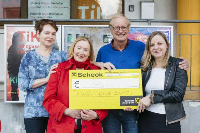 Bild: „Die da!“ übergibt Scheck an Kaplan Bonetti und DOWAS