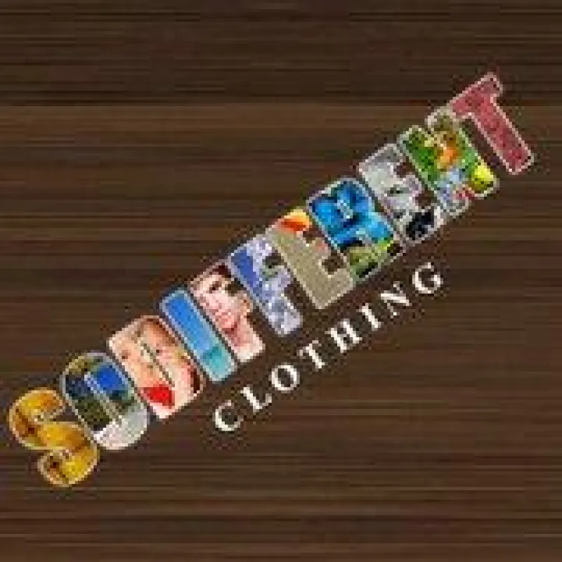 Logo von Sodifferent Clothing mit Holzhintergrund