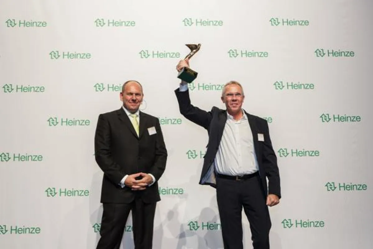 Klaus Theobald (re.), PCI Augsburg GmbH, freut sich über den Architects? Darling Award.