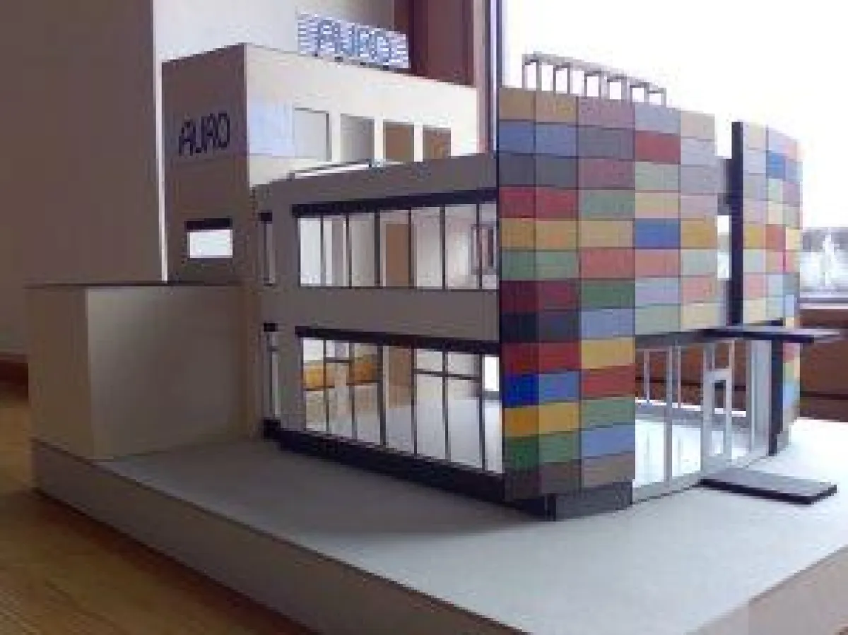 Besonderes Highlight des neuen Firmengebäudes: Die Fassade erhält austauschbare Farb-Module