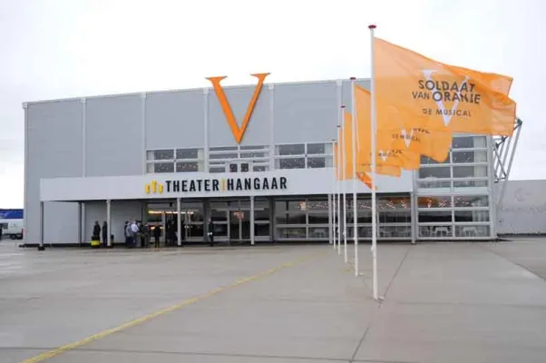 Bild: Neptunus verwandelt Flugzeughangar in temporäres Theatergebäude