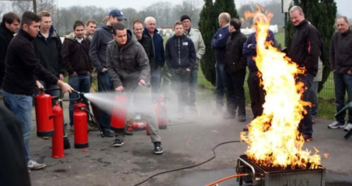 Feuerlöschübung auf dem Flugplatz Egelsberg