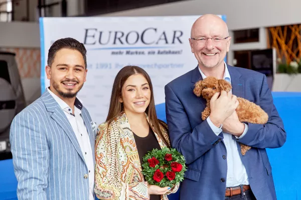 Bild: EuroCar Landshut GmbH hat als erstes Landshuter Autohaus über 1.000 Google-Rezensionen - Gratulation durch OB