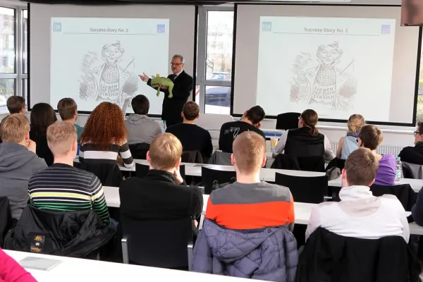 Bild: Berufsschultag mit Kommunikationsschwerpunkt: 60 Schüler besuchen FOM Hochschule in Bremen