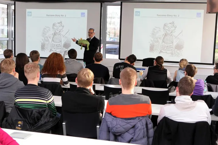 Bild: Berufsschultag mit Kommunikationsschwerpunkt: 60 Schüler besuchen FOM Hochschule in Bremen