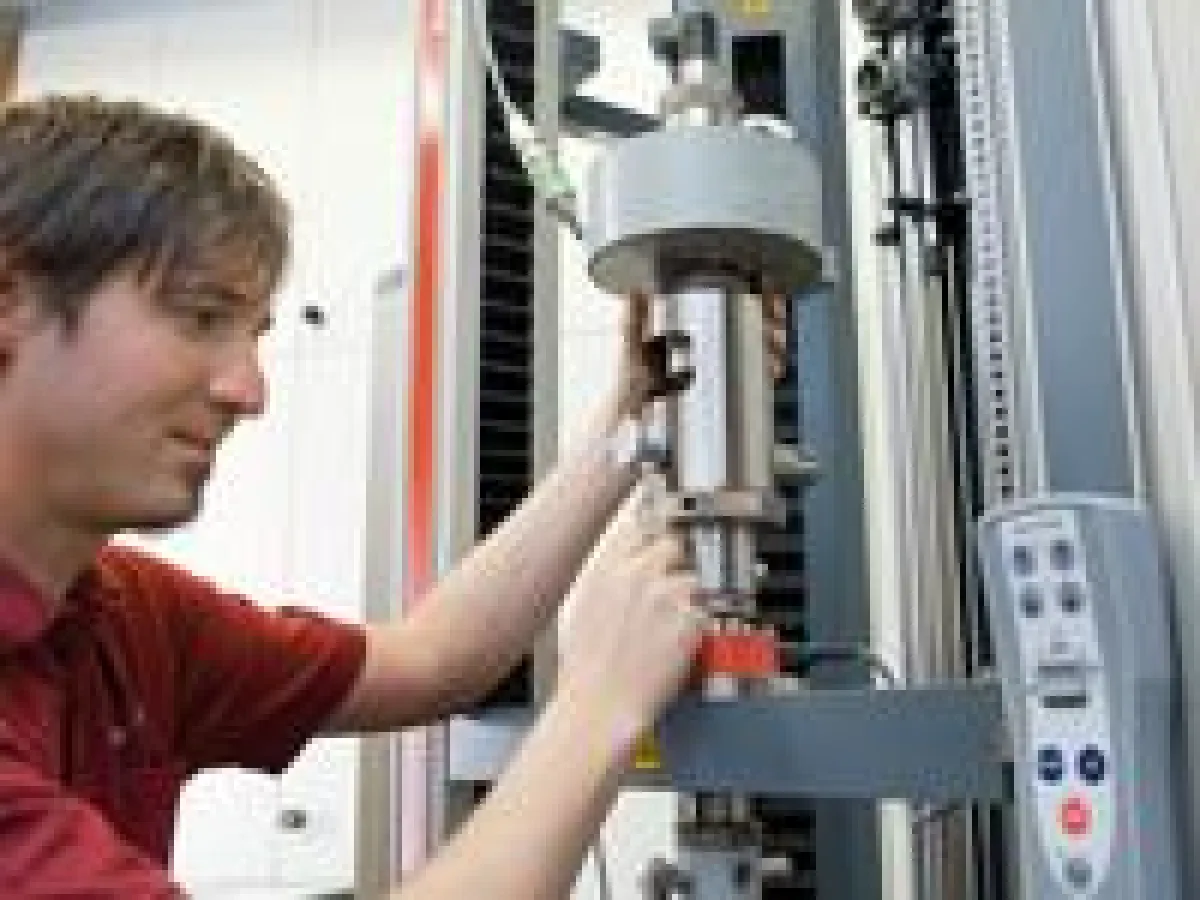 Zwick Service-Techniker bei der Kalibrierung einer Material-Prüfmaschine